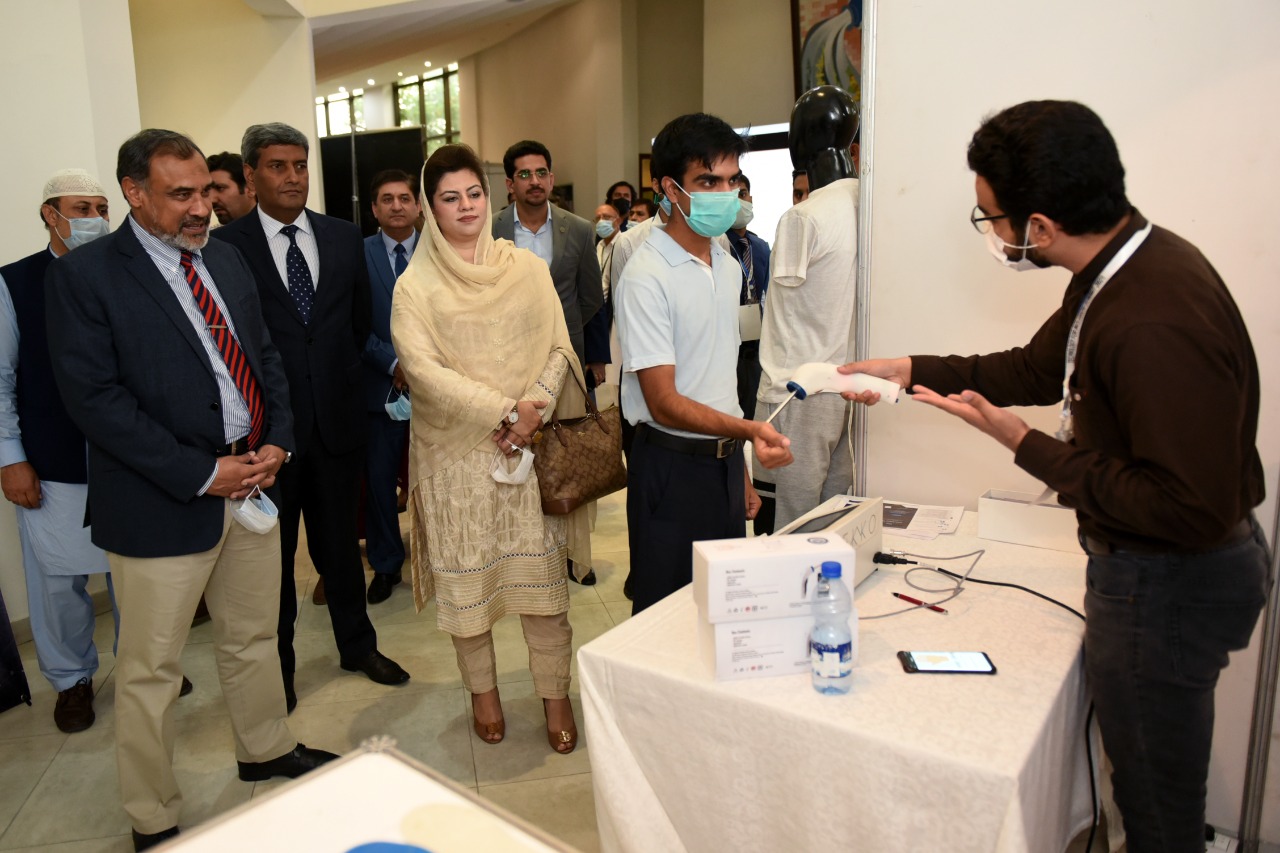 Figure 1: EKKO Wave team demonstrating their therapeutic device to Chief Guest accompanied by Rector and Pro-Rector, NUST